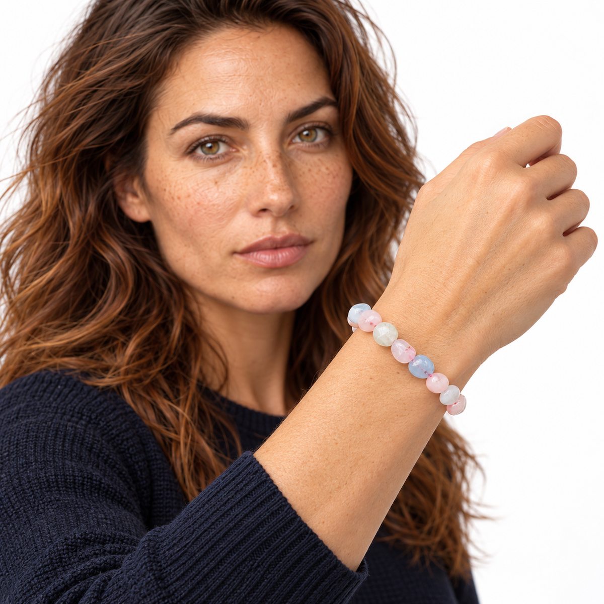 Bracelet en béryls à pierres roulées : portrait et poignet avancé