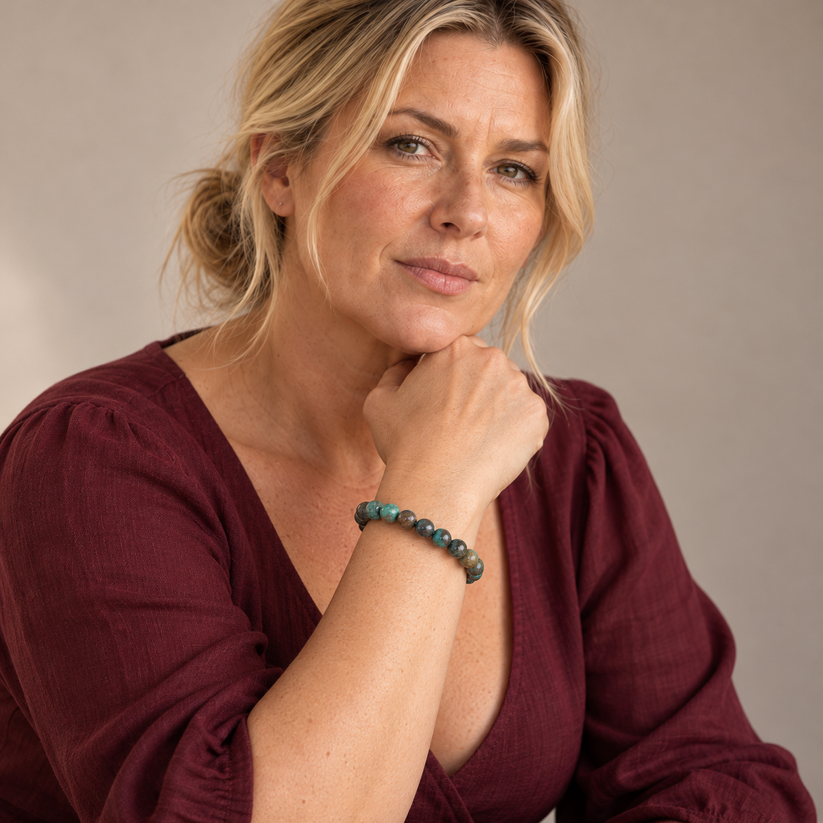 Femme portant le bracelet en chrysocolle du Pérou, poignet avancé dans la lumière