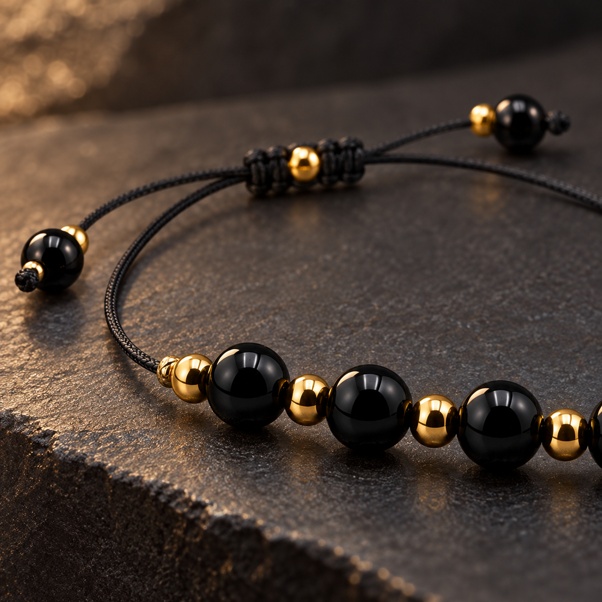 Détail des pierres naturelles et de la finition du bracelet doré en obsidienne noire 6 mm