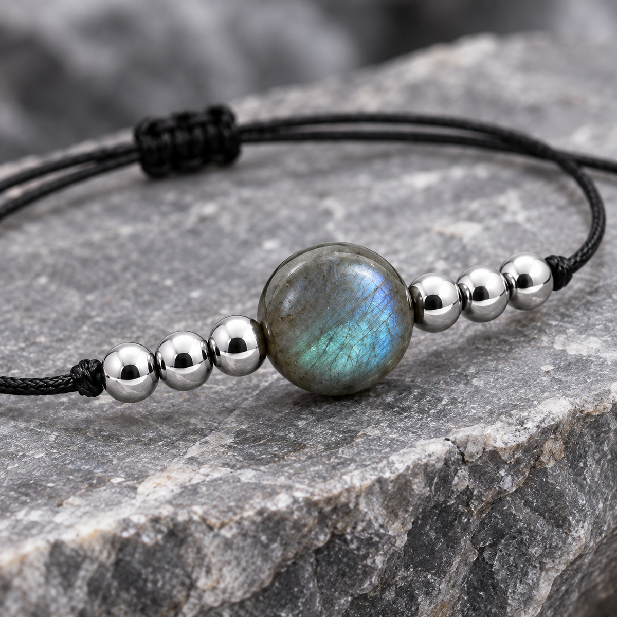 Détail des pierres naturelles et de la finition du bracelet argenté en labradorite 8 mm