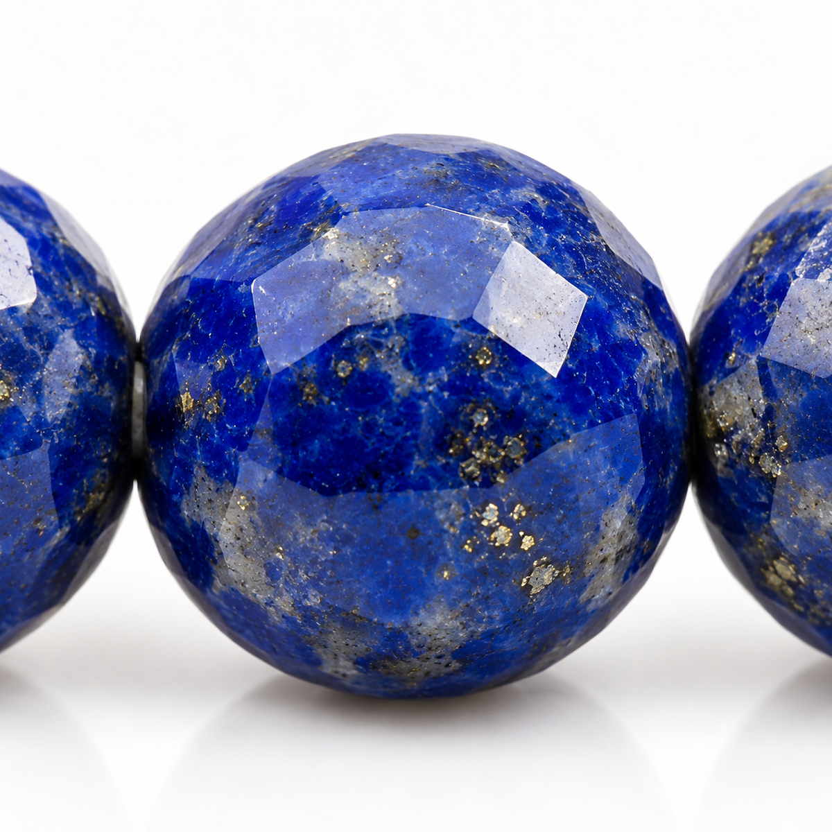 Gros plan d’une perle de lapis-lazuli, facettes bleues et nuances naturelles