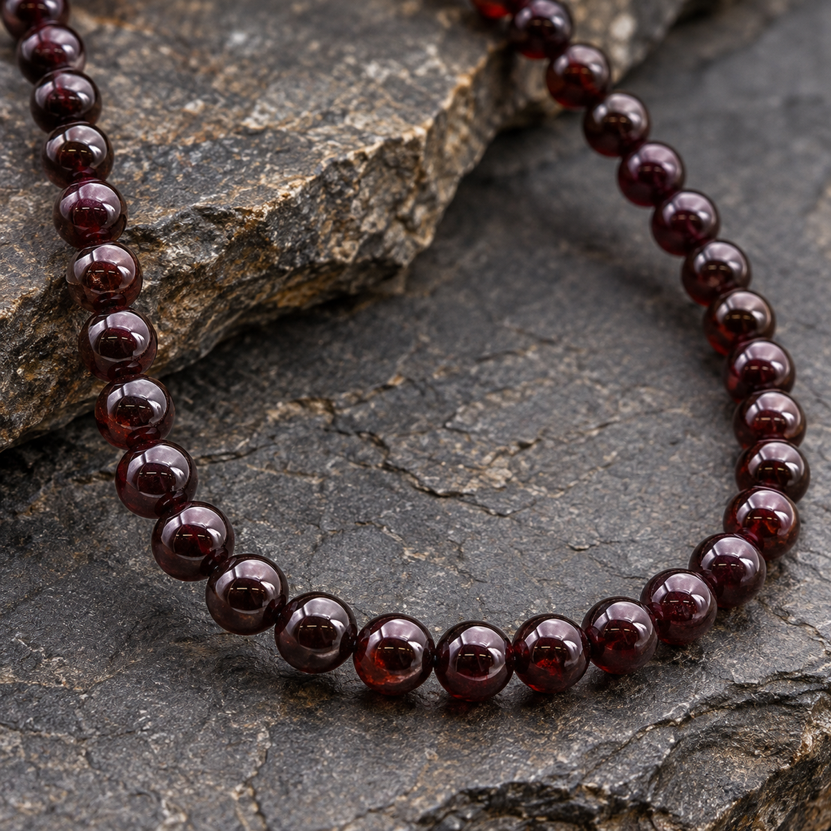 Détail des perles naturelles et de la finition de Collier en grenat rouge 6 mm - 45 cm