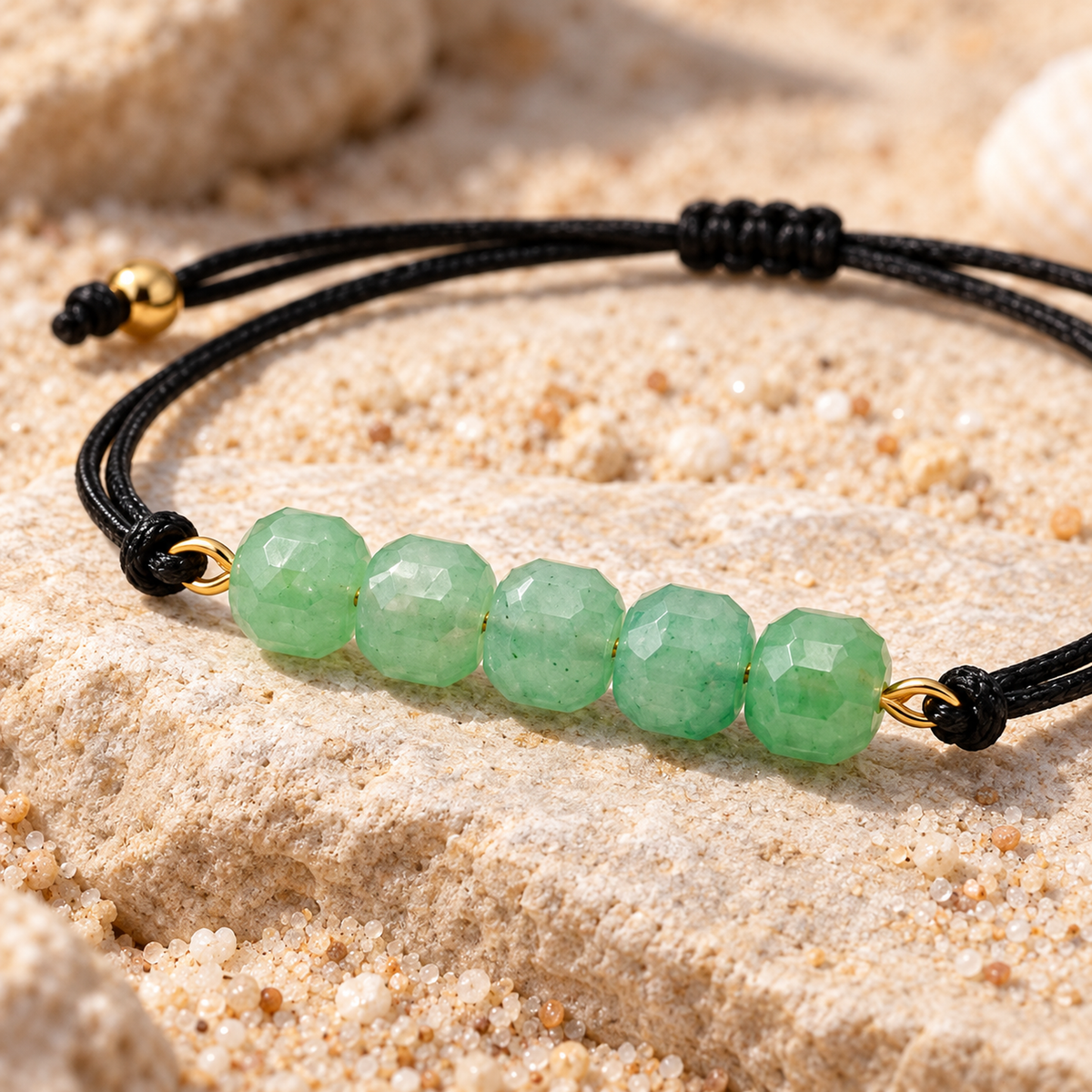 Détail des pierres naturelles et de la finition du bracelet doré en aventurine verte 6 mm
