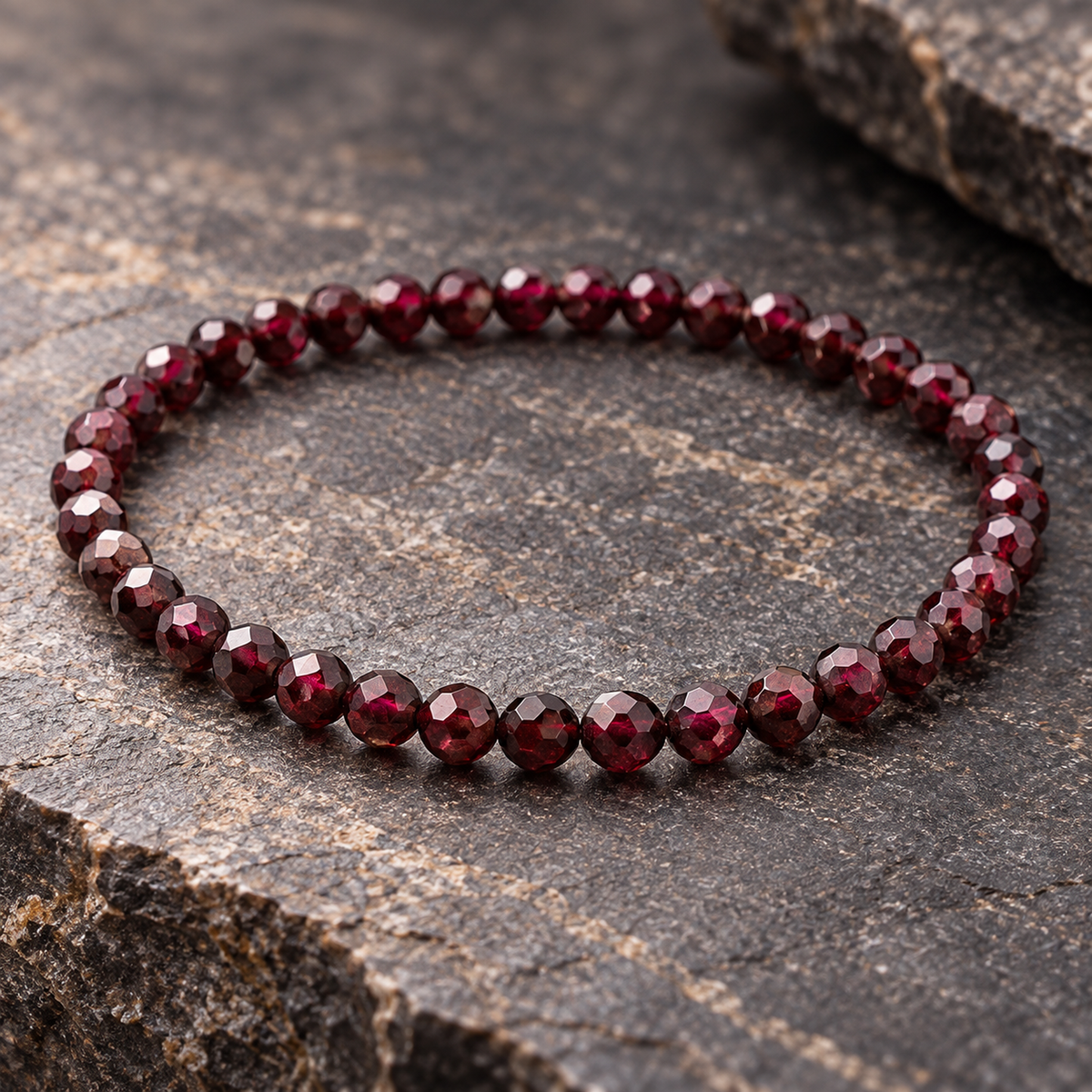 Détail des perles naturelles et de la finition de Bracelet facetté en grenat rouge 4 mm