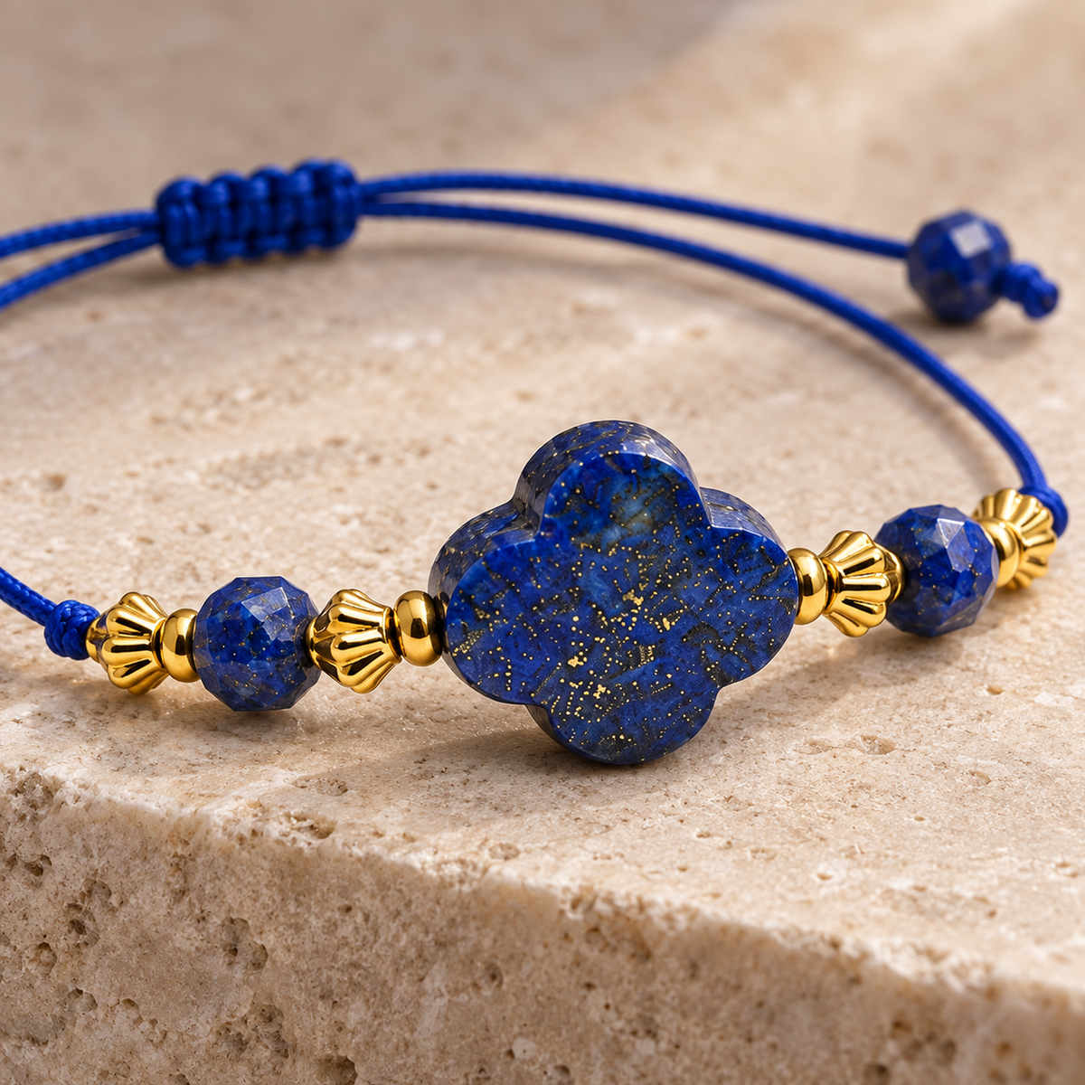 Détail des pierres naturelles et de la finition du bracelet doré en lapis-lazuli 4 à 12 mm