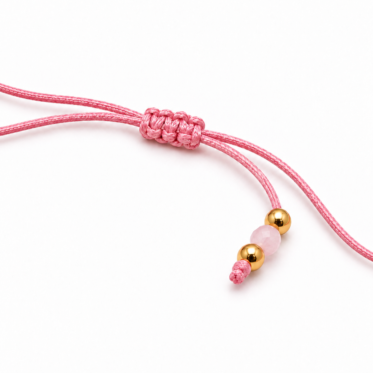 Nœud coulissant et extrémité du cordon du bracelet quartz rose et perles dorées