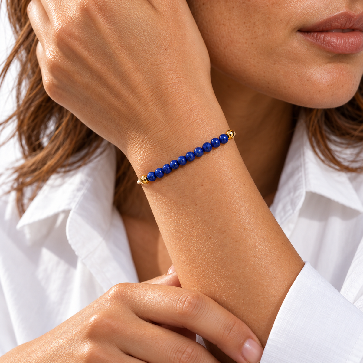 Bracelet lapis-lazuli porté par Chloé, avant-bras au repos et rang bleu visible
