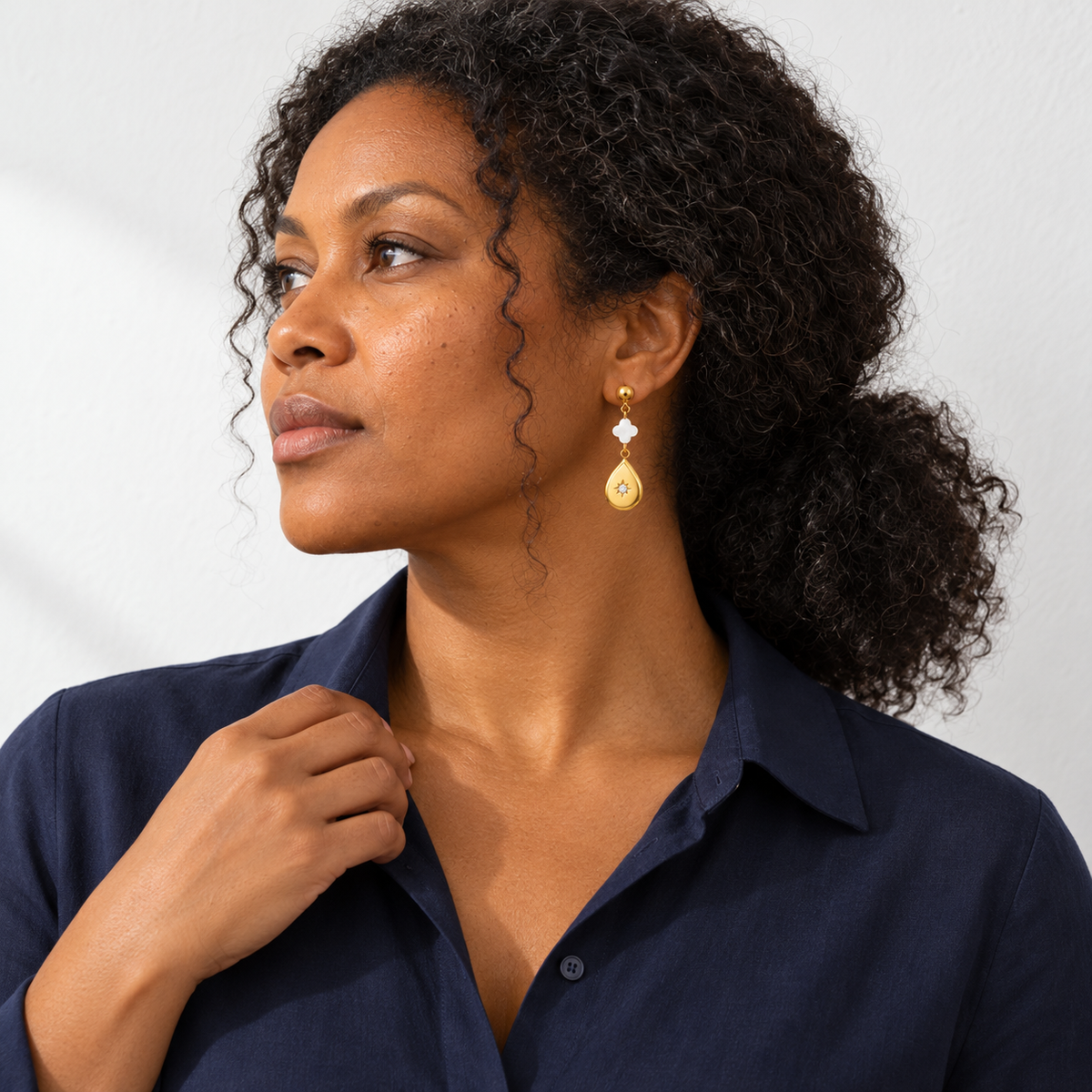 Boucles d'oreilles dorées en nacre et zircon : porté en lumière latérale
