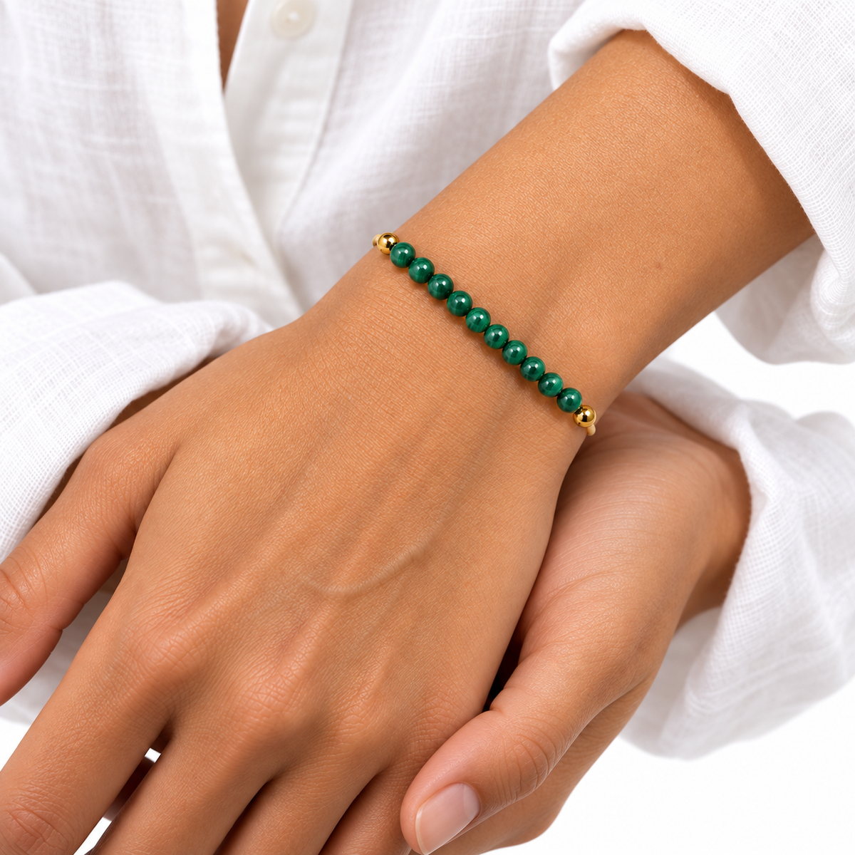 Bracelet malachite porté par Chloé, avant-bras au repos et rang vert visible