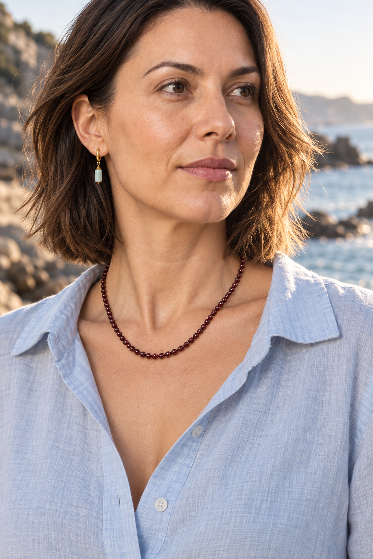 Scène portée verticale mettant en valeur le produit : Collier en grenat rouge 4 mm - 45 cm
