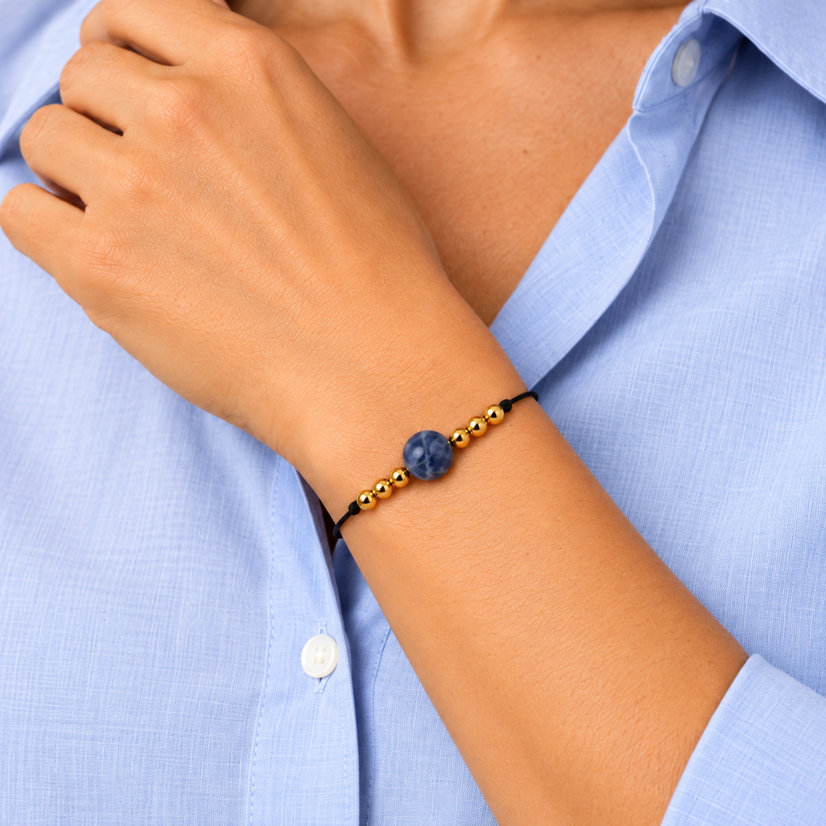 Bracelet sodalite et détails dorés porté, détail du poignet