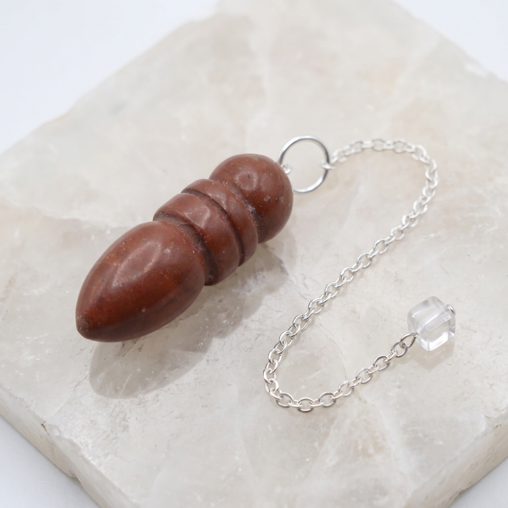 Pendule égyptien en jaspe rouge sculpté avec chaînette argentée et cube clair