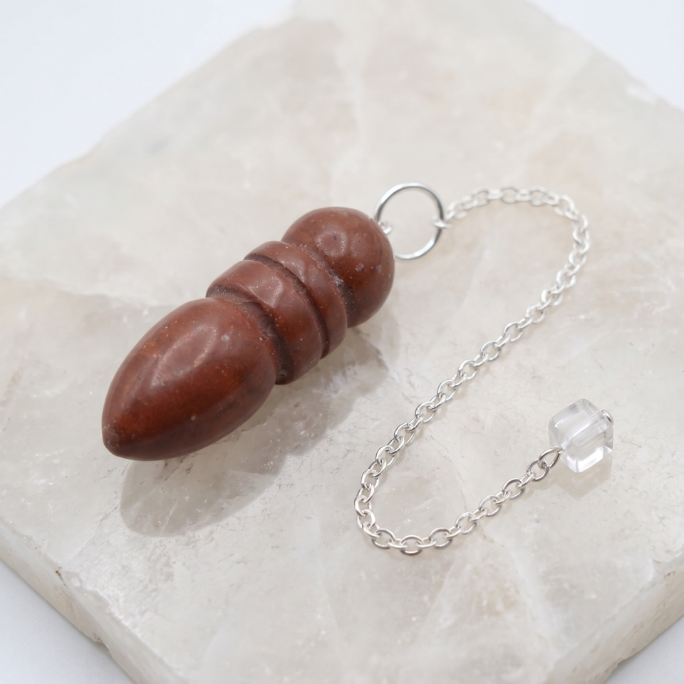 Pendule égyptien en jaspe rouge sculpté avec chaînette argentée et cube clair