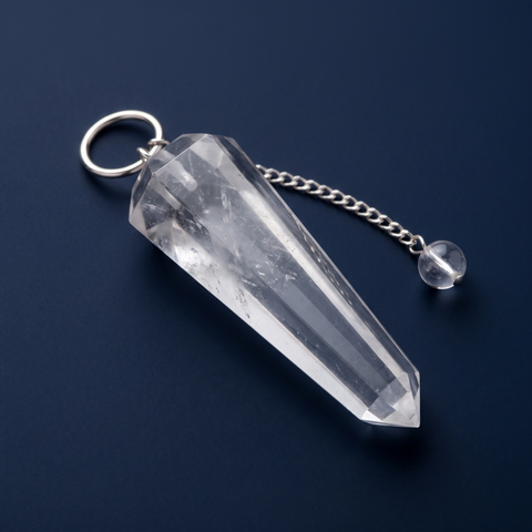 Pendule hexagonal transparent en cristal de roche avec chaînette et perle claires