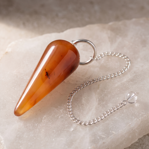 Pendule conique en cornaline orange polie avec chaînette argentée et perle claire