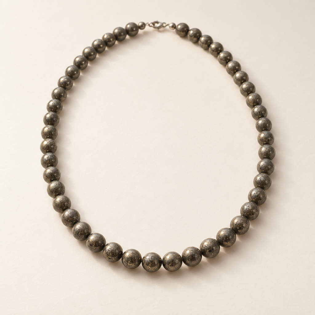 Collier en pyrite avec perles rondes polies de 8 mm sur fond clair