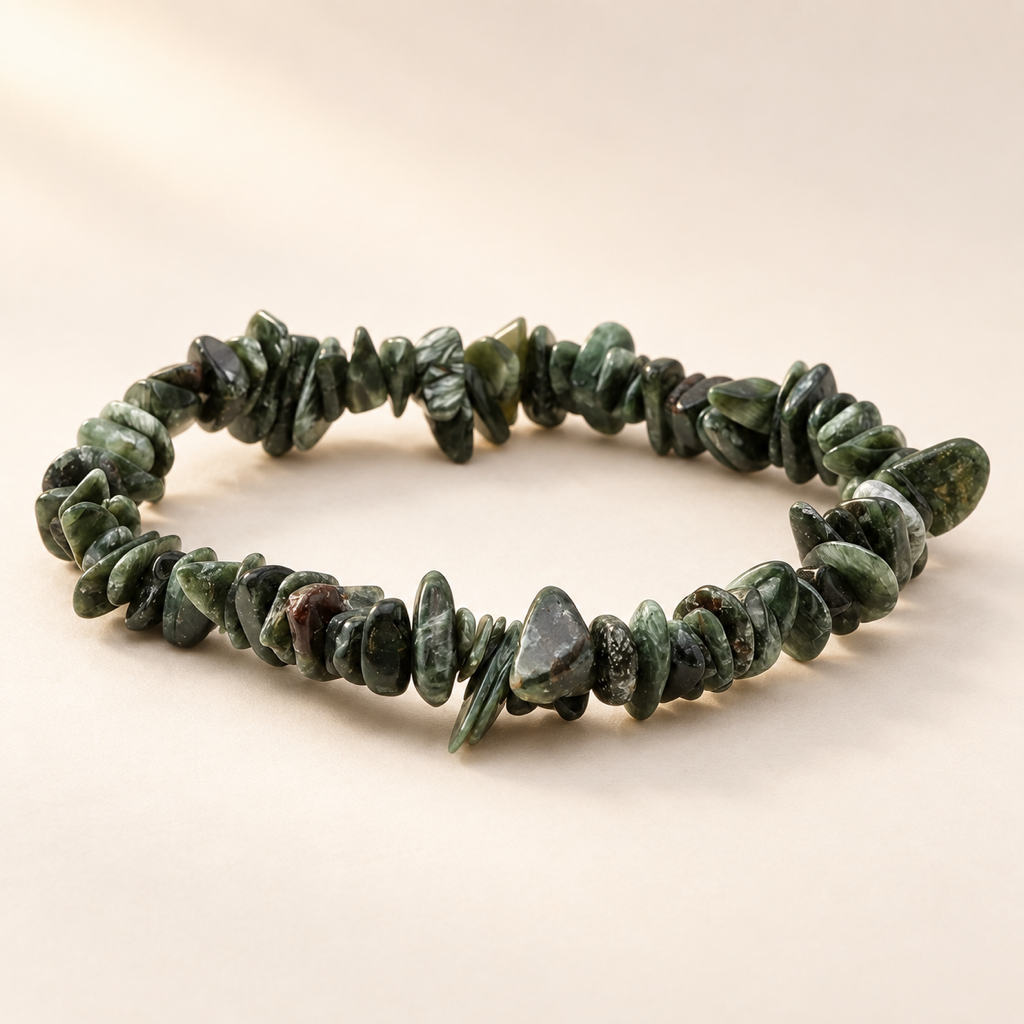 Bracelet baroque en séraphinite verte composé d'éclats polis sur fond clair