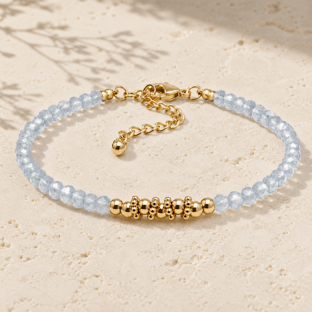 Bracelet doré en aigue-marine naturelle - 16 à 21 cm, vue complète sur une surface minérale claire