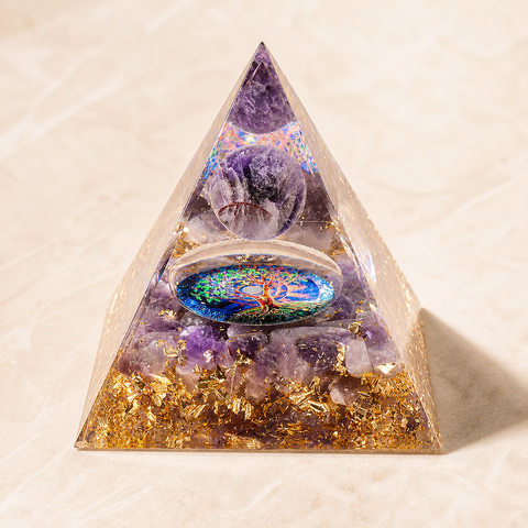 Orgonite pyramide Arbre de Vie en améthyste - 60 mm, vue complète sur une surface minérale claire