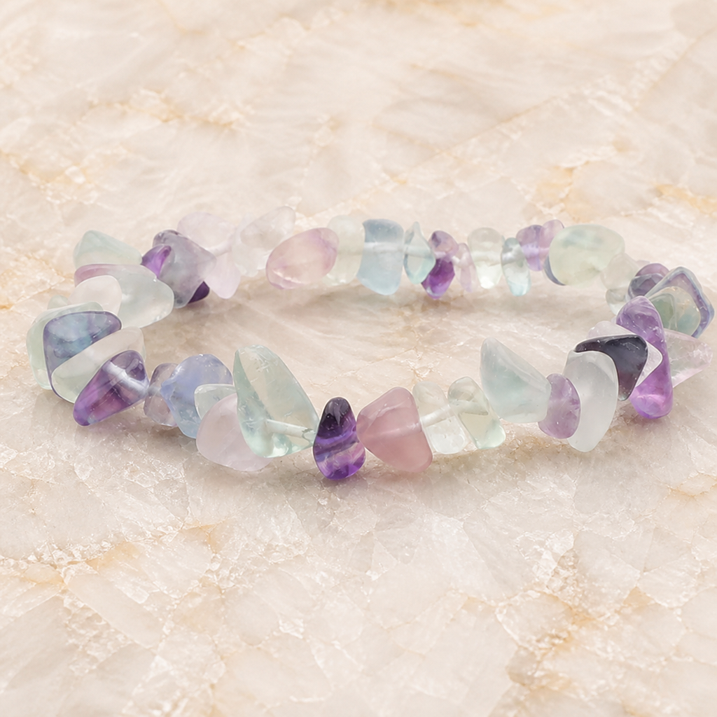 Bracelet baroque en fluorine multicolore - 16 à 18 cm, vue complète sur une surface minérale claire