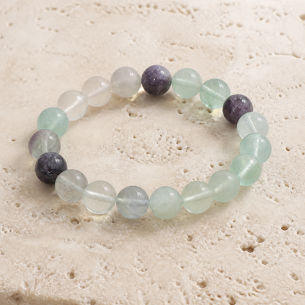 Bracelet en fluorine multicolore 10 mm sur travertin clair