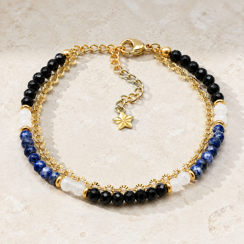 Bracelet doré en lapis-lazuli, spinelle et cristal de roche présenté en entier sur une surface minérale claire