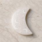 Accessoire minéral croissant gravé en sélénite - 70 à 80 mm