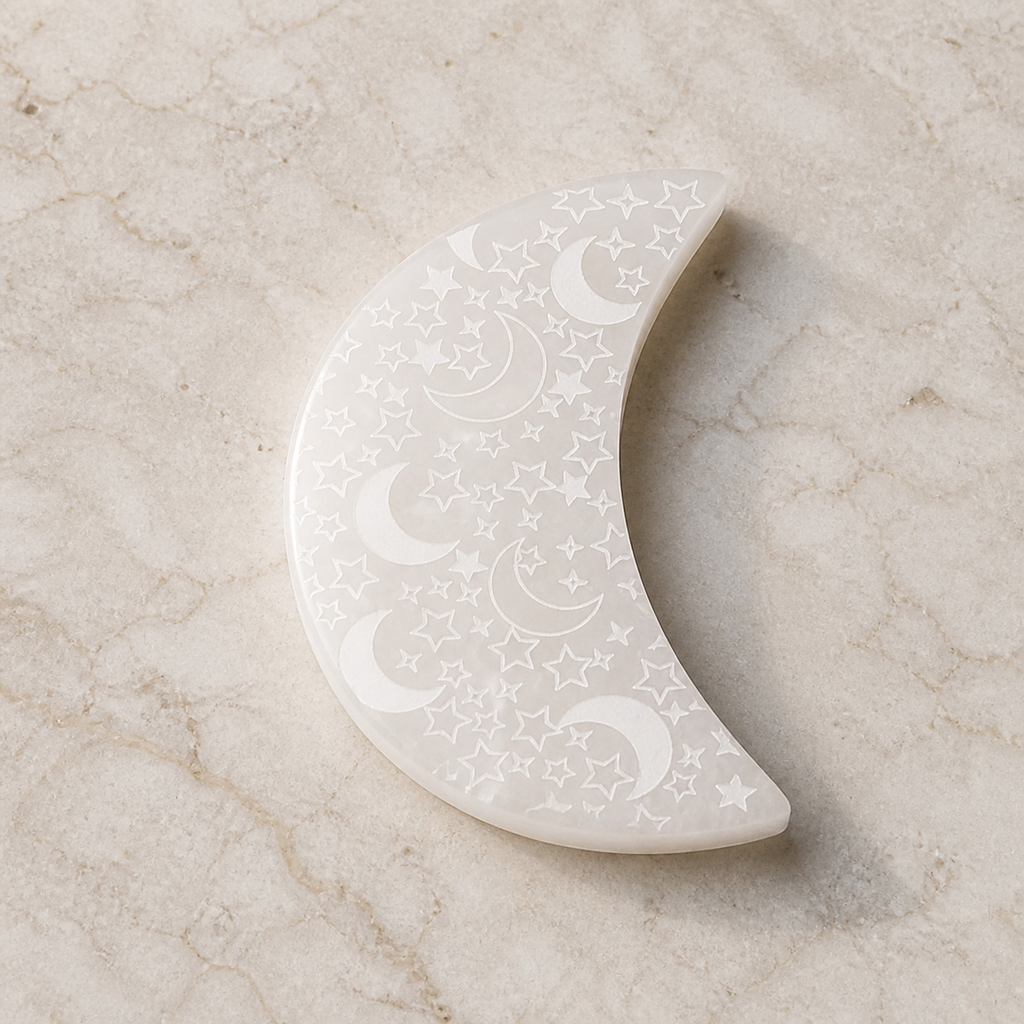 Croissant en sélénite blanche gravé de lunes et d’étoiles