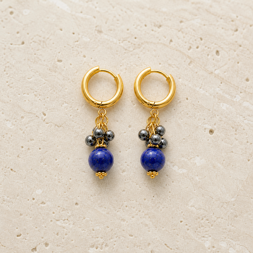 Boucles d'oreilles Ornel dorées en hématite et lapis-lazuli - 35 mm sur travertin clair