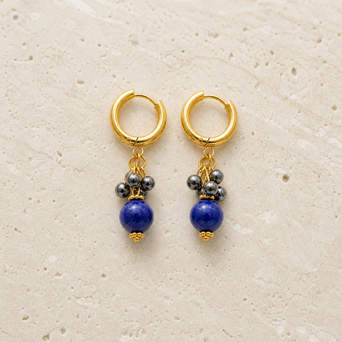 Boucles d'oreilles Ornel dorées en hématite et lapis-lazuli - 35 mm sur travertin clair
