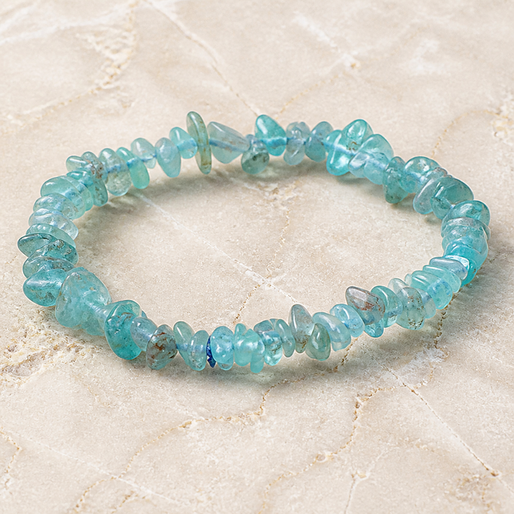 Bracelet baroque en apatite bleue - 16 à 18 cm, vue complète sur une surface minérale claire
