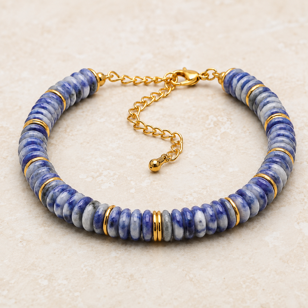 Bracelet doré en sodalite - Perles de 6 mm présenté en entier sur une surface minérale claire