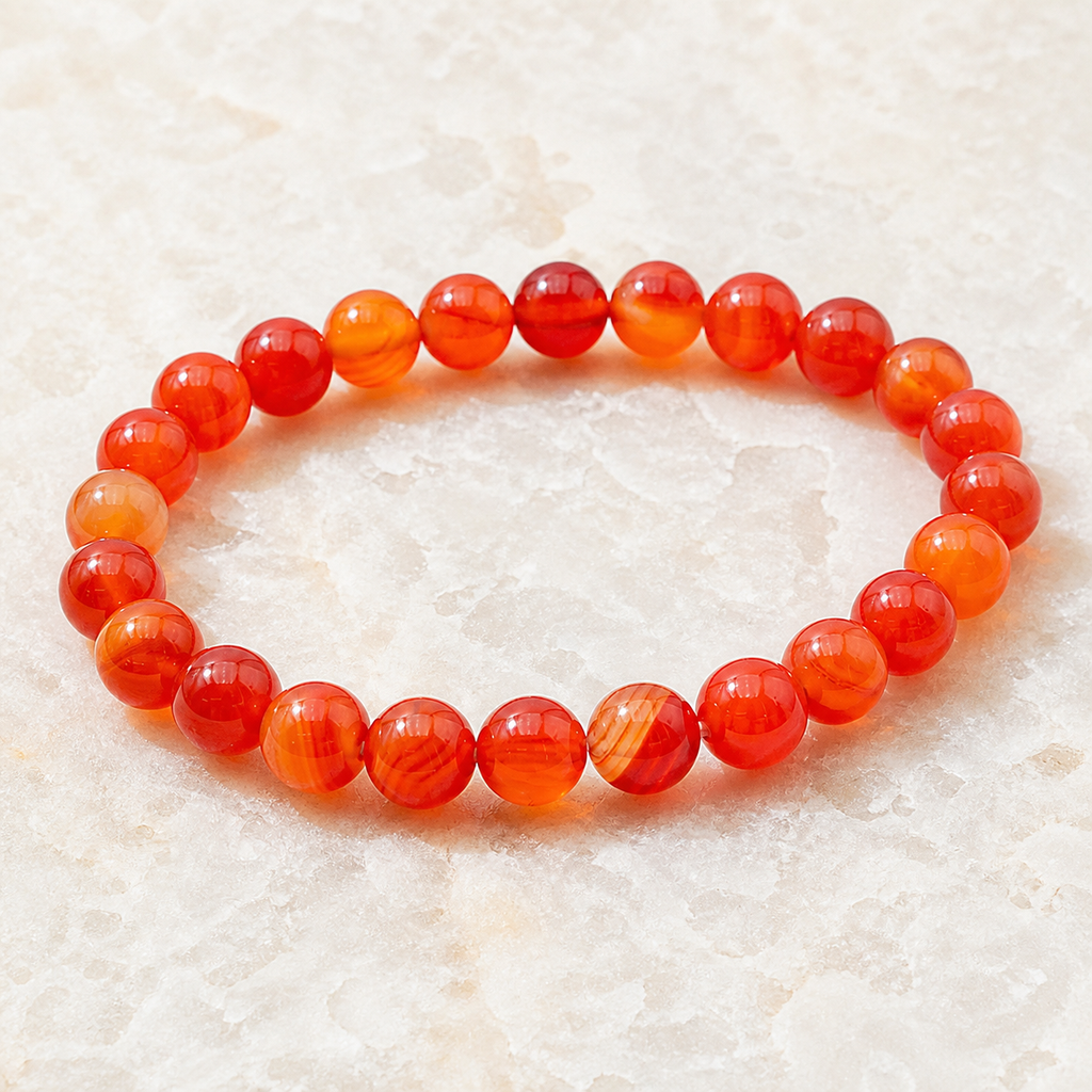 Bracelet en agate bandée - Perles de 8 mm, vue complète sur une surface minérale claire