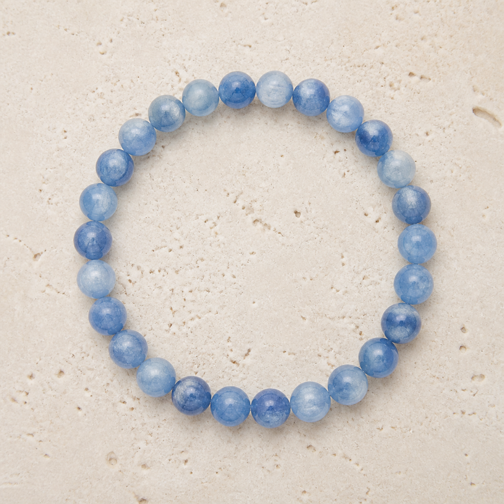 Bracelet en cyanite bleue de 6 mm sur travertin