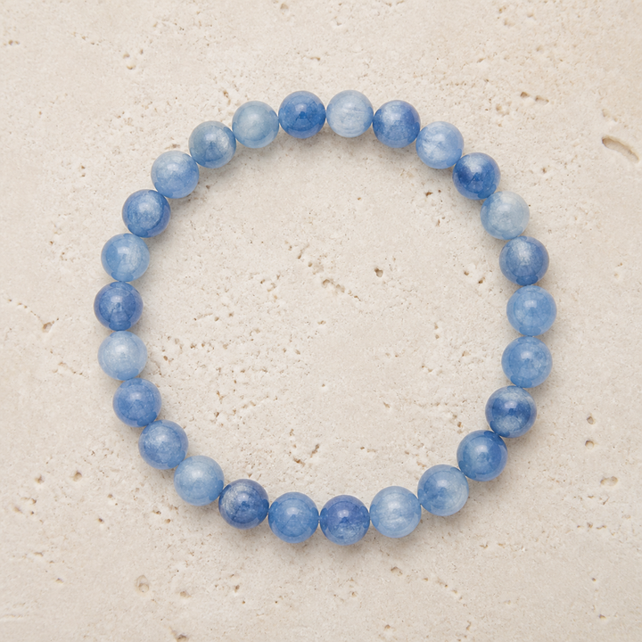 Bracelet en cyanite bleue de 6 mm sur travertin