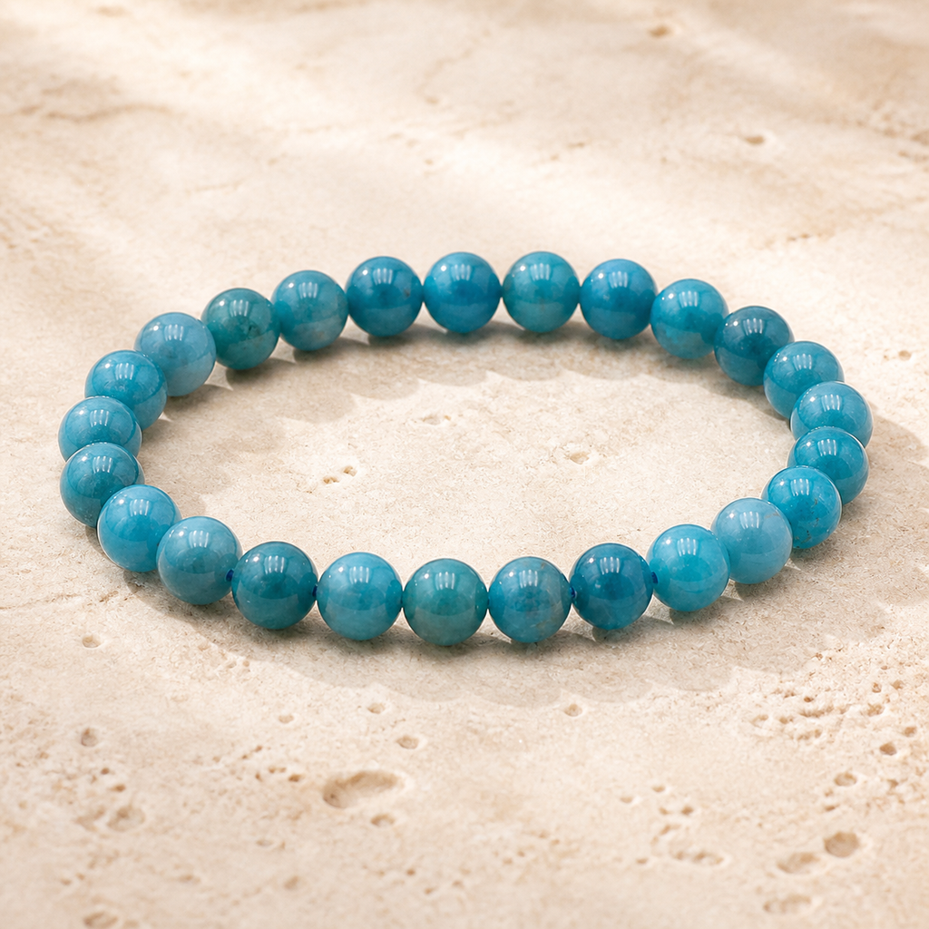Bracelet en apatite bleue 6 mm - 14 à 16 cm sur travertin clair