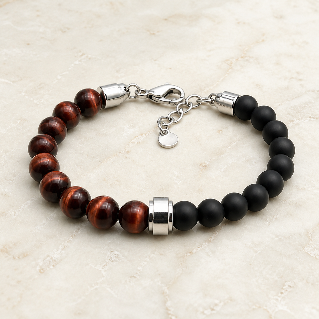 Bracelet Unys argenté en onyx et œil de taureau, vue complète sur une surface minérale claire