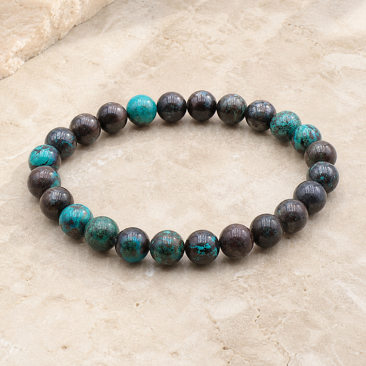Bracelet en chrysocolle du Congo 8 mm - 16 à 18 cm, vue complète sur une surface minérale claire