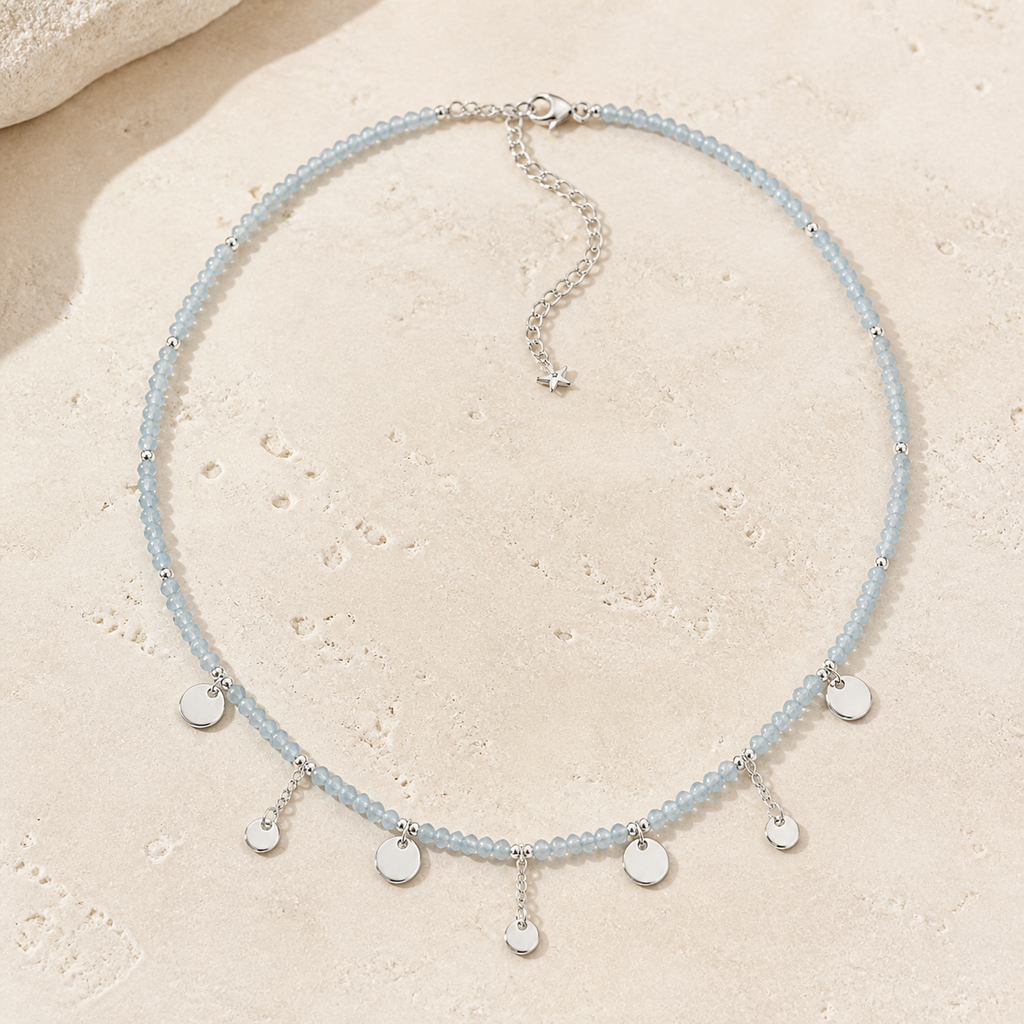 Collier Nuage argenté en aigue-marine 4 mm - 40 à 45 cm sur travertin clair