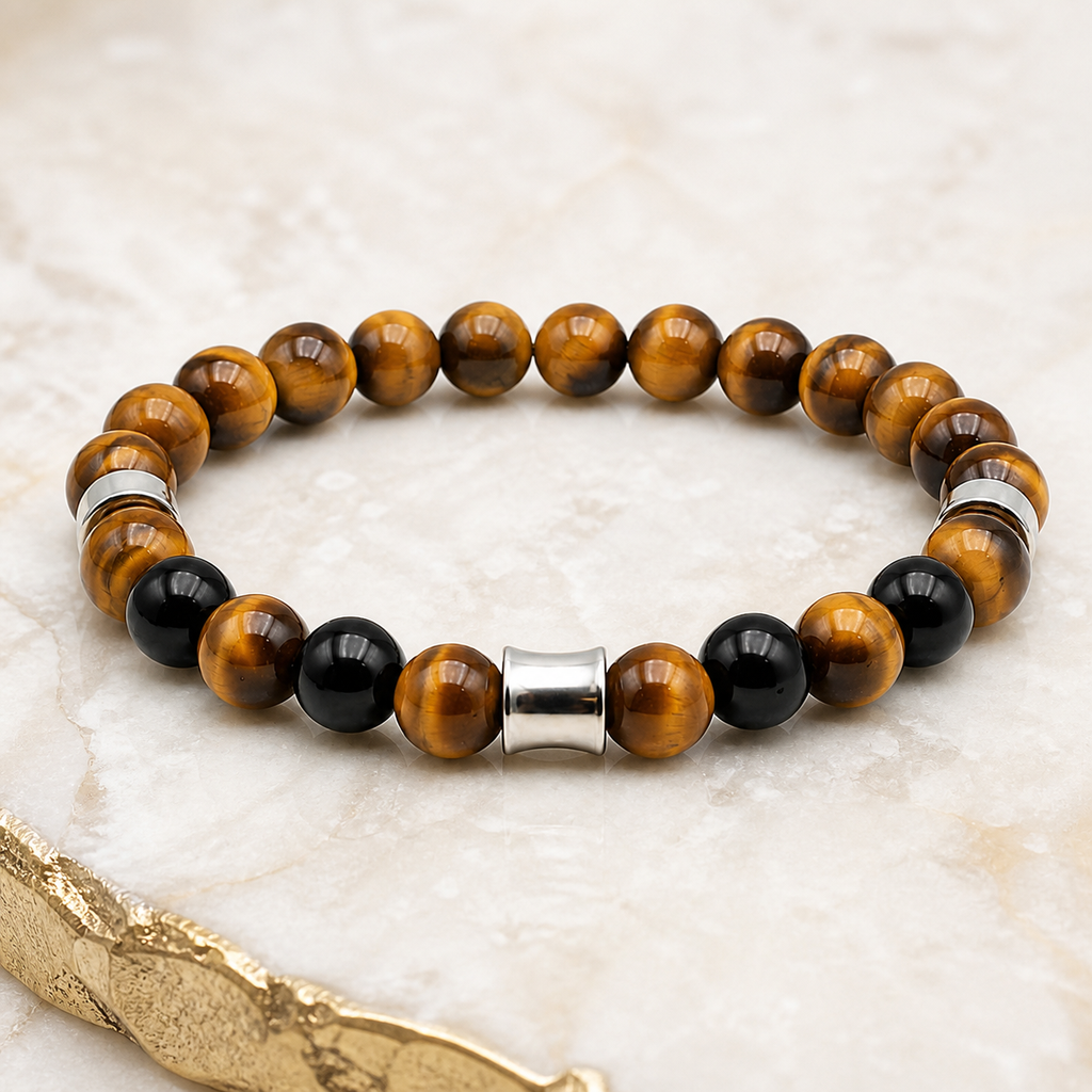 Bracelet Kahel argenté en onyx et œil de tigre, vue complète sur une surface minérale claire