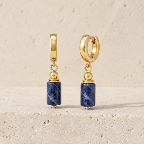 Boucles d'oreilles dorées en sodalite - 36 mm, vue complète sur une surface minérale claire