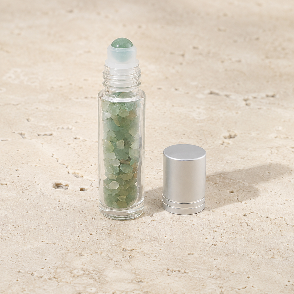 Flacon roll-on en aventurine verte avec capuchon argenté sur pierre claire