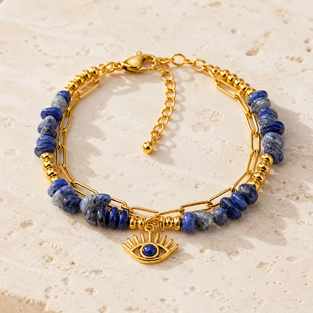 Bracelet Horus doré en sodalite 6 mm, vue complète sur une surface minérale claire