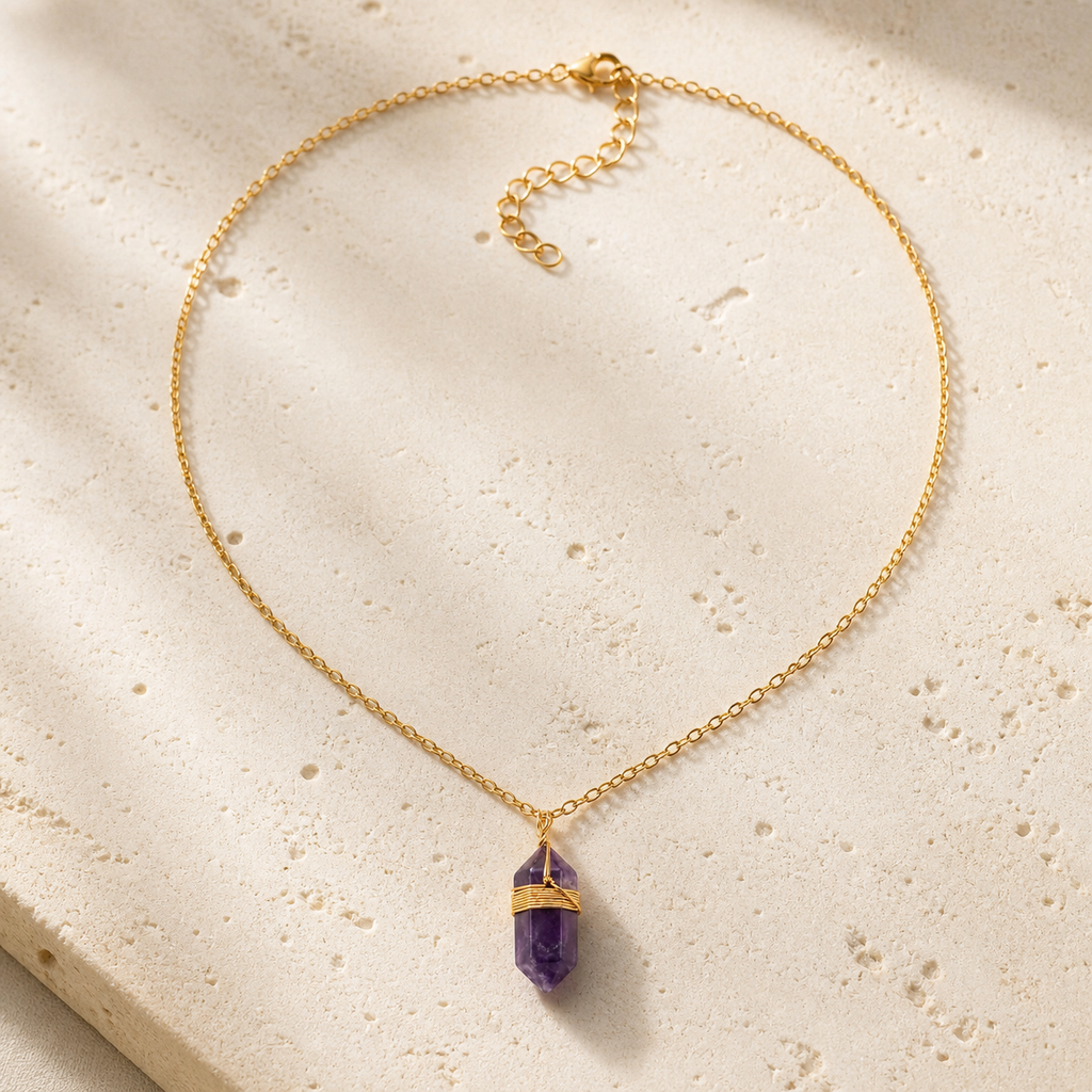 Collier boho doré en améthyste - 38 à 43 cm sur travertin clair