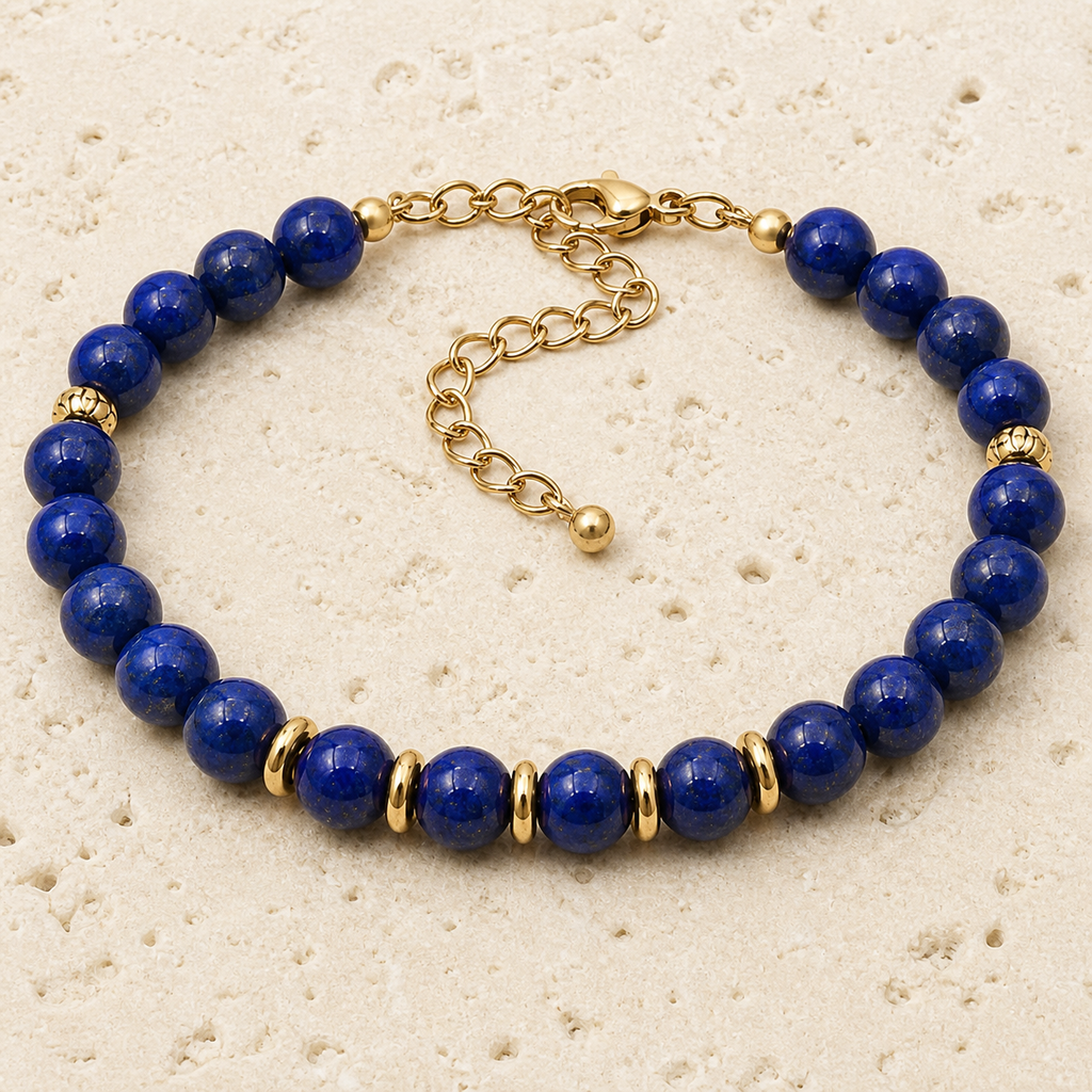 Bracelet Eira doré en lapis-lazuli 6 mm sur travertin clair