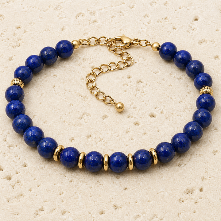 Bracelet Eira doré en lapis-lazuli 6 mm sur travertin clair