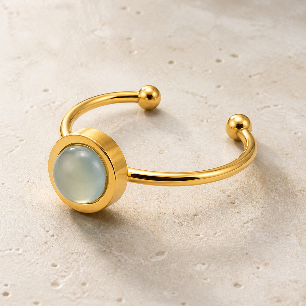 Bague ouverte dorée en aigue-marine naturelle - Taille 54, vue complète sur une surface minérale claire