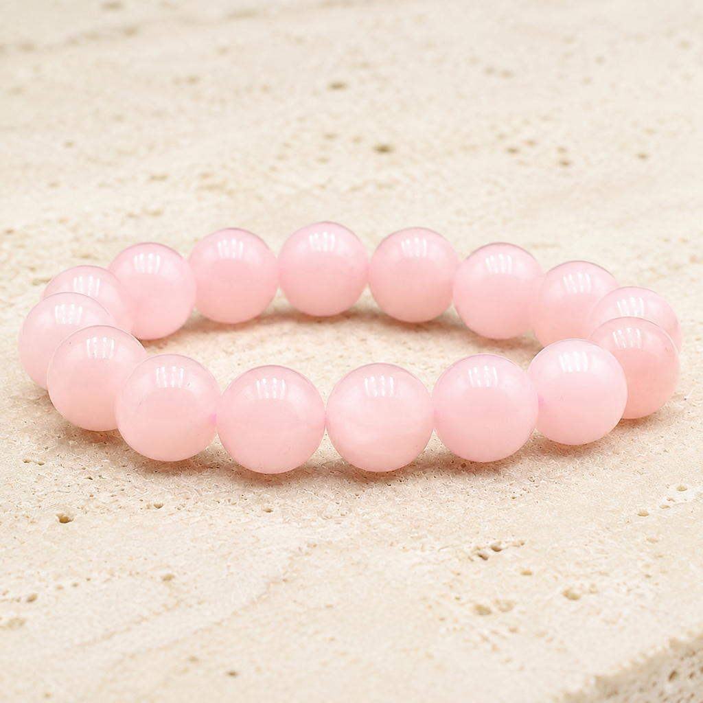 Bracelet en quartz rose à perles de 12 mm, vue complète sur une pierre claire