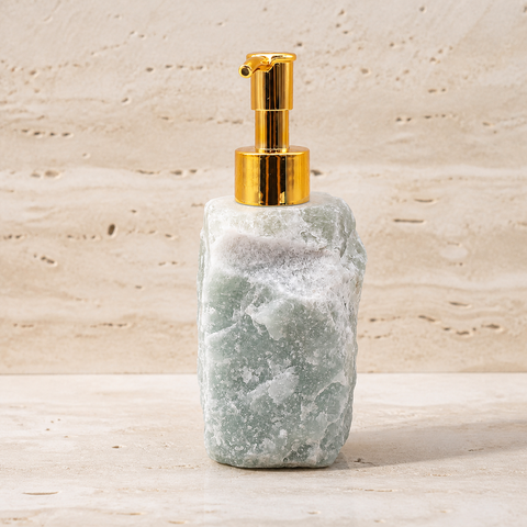 Distributeur de savon en aventurine verte brute - 100 à 150 mm, vue complète sur une surface minérale claire
