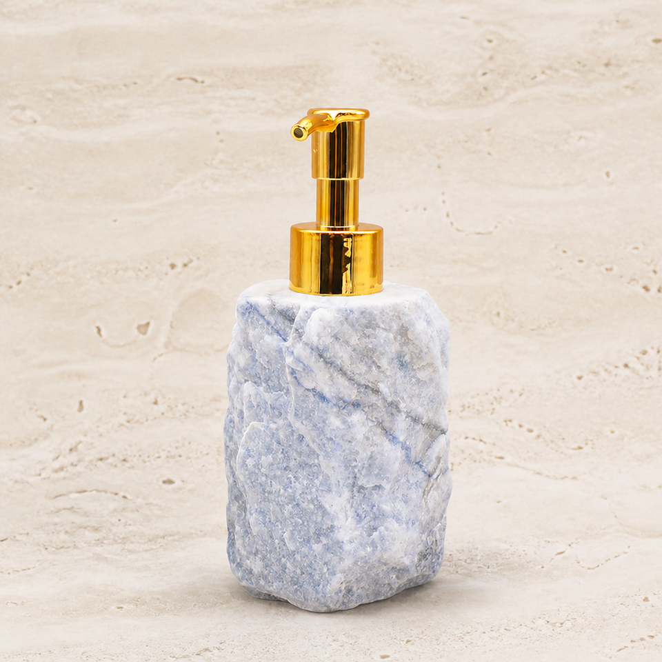Distributeur de savon en aventurine bleue brute - 100 à 150 mm sur travertin clair